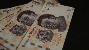 El peso cerró la sesión con una apreciación de 0.55% o 12.4 centavos, cotizando alrededor de 22.51 pesos por dólar, al observarse un debilitamiento generalizado del dólar estadounidense.