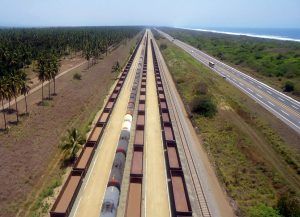 La Asociación Mexicana de Ferrocarriles (AMF) afirmó que las modificaciones a la Ley Reglamentaria del Servicio Ferroviario aprobadas este jueves en el Senado de la República viola la Constitución Política. The Mexican Association of Railroads (AMF) affirmed that the modifications to the Regulatory Law of the Railway Service approved this Thursday in the Senate of the Republic violate the Political Constitution.