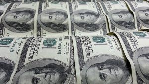 El peso cerró la sesión con una depreciación de 0.67% o 12.6 centavos, cotizando alrededor de 18.91 pesos por dólar, como consecuencia de un marcado incremento de la percepción de riesgo en los mercados financieros globales ante la amenaza del coronavirus, que ha infectado a más de 2700 personas en China y que podría ocasionar brotes en otros países.