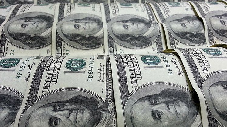 El peso cerró la sesión con una depreciación de 0.67% o 12.6 centavos, cotizando alrededor de 18.91 pesos por dólar, como consecuencia de un marcado incremento de la percepción de riesgo en los mercados financieros globales ante la amenaza del coronavirus, que ha infectado a más de 2700 personas en China y que podría ocasionar brotes en otros países.