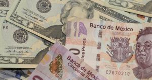 En la sesión, la paridad peso-dólar se ubicó en un mínimo de 19.3425 y un máximo de 19.4649 pesos por dólar.