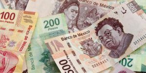 En la sesión, la paridad peso-dólar se ubicó en un mínimo de 19.4363 y un máximo de 19.5824 pesos por dólar.