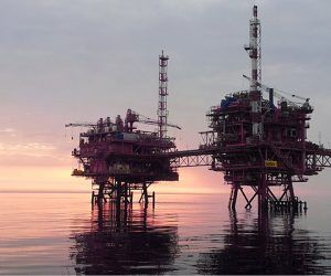 Eni S.p.A. informó que su producción de petróleo y gas natural en el primer trimestre de 2021 promedió 1.704 millones de barriles equivalentes de petróleo (boe/d) y disminuyó 5% en comparación con el primer trimestre de 2020. Eni S.p.A. reported that its oil and natural gas production in the first quarter of 2021 averaged 1,704 million barrels of oil equivalent (boe / d) and decreased 5% compared to the first quarter of 2020.