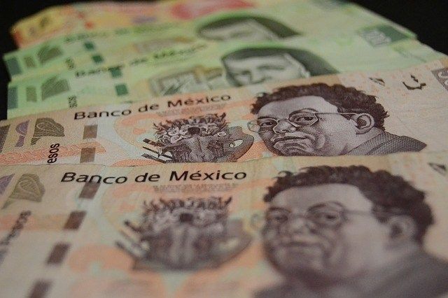 El peso inicia la sesión con una depreciación de 0.73% o 16.6 centavos, cotizando alrededor de 22.83 pesos por dólar, observándose un fortalecimiento del dólar estadounidense frente a sus principales cruces, debido a una mayor percepción de riesgo a nivel global.