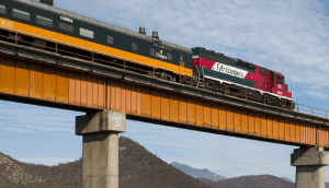 La Asociación Mexicana de Ferrocarriles (AMF) afirmó que las modificaciones a la Ley Reglamentaria del Servicio Ferroviario aprobadas este jueves en el Senado de la República viola la Constitución Política. The Mexican Association of Railroads (AMF) affirmed that the modifications to the Regulatory Law of the Railway Service approved this Thursday in the Senate of the Republic violate the Political Constitution.