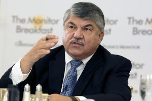 En un tuit, Trumka dijo que “la noción de que cualquiera podría tocar (a Pelosi) como un violín es ridícula”.