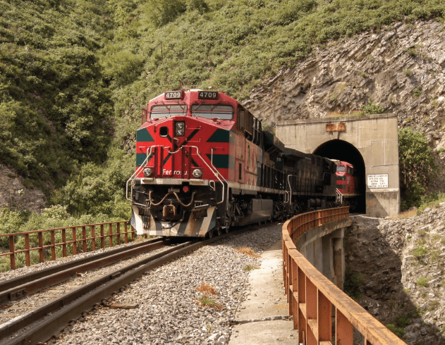 El autotransporte compite con el sistema ferroviario en distancias de hasta 400 kilómetros en México, de acuerdo con Ferromex. Trucking competes with the rail system over distances of up to 400 kilometers in Mexico, according to Ferromex.