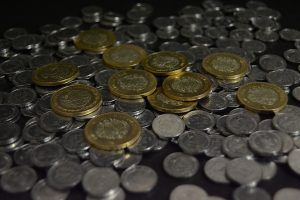 El peso inicia la sesión con una depreciación moderada de 0.08% o 1.5 centavos, cotizando alrededor de 18.74 pesos por dólar, ante un fortalecimiento del dólar previo al anuncio de política monetaria de la Reserva Federal programado para hoy a las 13:00 horas.