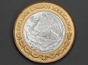 El peso cerró la sesión con una apreciación de 0.49% u 11.1 centavos, cotizando alrededor de 22.68 pesos por dólar, ganando terreno junto a otras divisas de economías latinoamericanas como el peso chileno que se apreció 0.90%, el real brasileño con 0.28% y el sol peruano, con un avance de 0.17 por ciento.