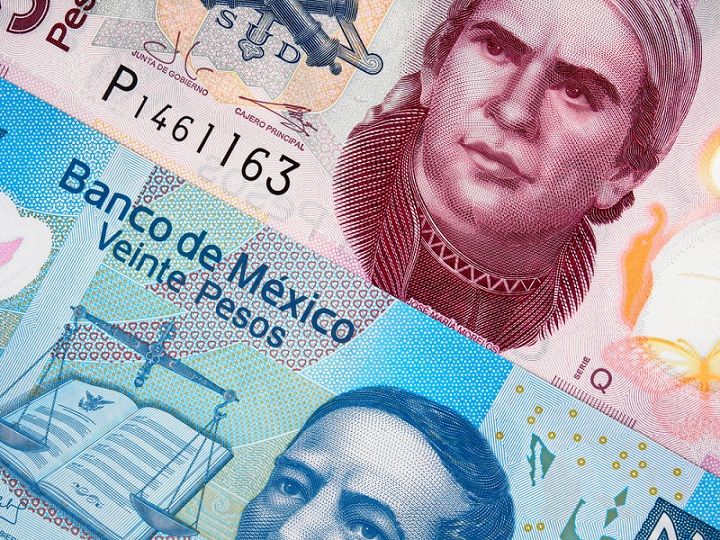 El peso cerró la sesión con una apreciación de 1.09% o 22 centavos, cotizando alrededor de 19.95 pesos por dólar. The peso closed the session with an appreciation of 1.09% or 22 cents, trading around 19.95 pesos per dollar.