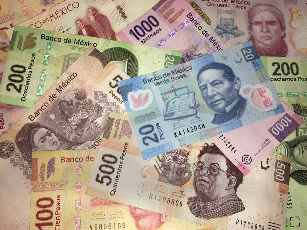 El peso cerró la sesión con una apreciación de 0.46% u 8.6 centavos, cotizando alrededor de 18.69 pesos por dólar, tocando un mínimo de 18.6649 pesos.