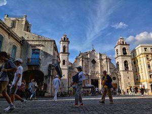 Las autoridades cubanas informaron que 4.3 millones de turistas visitaron Cuba en 2019, frente a 4.7 millones en 2018.