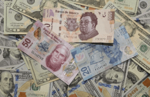 El peso inicia la sesión con una apreciación de 0.36% o 7.2 centavos, cotizando alrededor de 19.85 pesos por dólar. The peso starts the session with an appreciation of 0.36% or 7.2 cents, trading around 19.85 pesos per dollar.