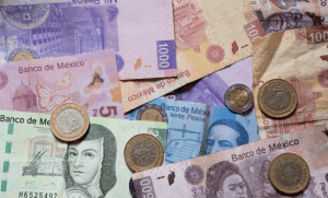 El peso mexicano inicia con una depreciación de 0.85%.