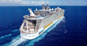 Royal Caribbean Cruises Ltd. informó que sus marcas globales y sus marcas asociadas operan un total combinado de 61 barcos en la industria de vacaciones en crucero con una capacidad total de 141,570 literas al término de 2019, un alza de 4.5% interanual.