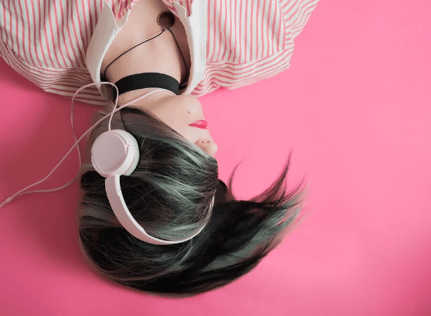 Spotify Technology S.A., que opera una aplicación multiplataforma sueca, empleada para la reproducción de música vía streaming, incrementó sus ingresos 28.6% a tasa interanual en 2019, a 6,764 millones de euros.