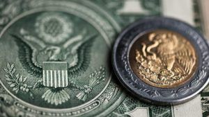 El peso cerró la sesión con una depreciación de 1.69% o 36.3 centavos, cotizando alrededor de 21.86 pesos por dólar, con el tipo de cambio tocando un máximo de 21.9161 pesos por dólar.