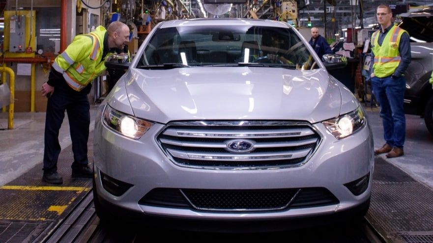 La medida para cerrar temporalmente las plantas sigue a las noticias del domingo de que los líderes de Ford están formando una Fuerza de Tarea de Coronavirus junto con los líderes de UAW, General Motors Co. y Fiat Chrysler para implementar protecciones mejoradas para los empleados de fabricación y almacén en las tres compañías.