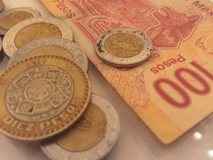 El peso mexicano cerró la sesión con una depreciación de 1.30% o 30.9 centavos, cotizando alrededor de 24.01 pesos por dólar, después de tocar un nuevo máximo histórico de 24.6477 pesos en el overnight.