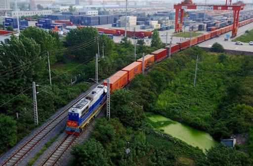 El comercio internacional de productos de China sumó 482,310 millones de dólares en mayo, un crecimiento interanual de 37.4%, informó la Administración de Aduanas de ese país. China's international trade in products totaled 482.31 billion dollars in May, a year-on-year growth of 37.4%, the Customs Administration of that country reported.