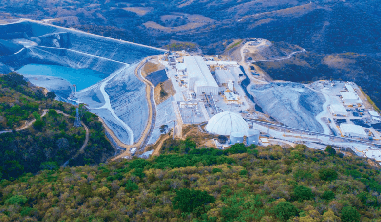 Peñoles concluded the construction of the Capela polymetallic mine, in Guerrero, whose operation began in February 2020, with a total investment of 334 million, of which 83.9 million were invested in 2019.