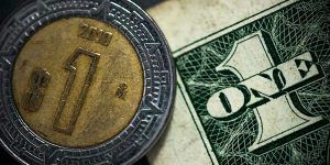 El peso inicia la sesión con una apreciación de 0.73% o 16.1 centavos, cotizando alrededor de 21.75 pesos por dólar, ante un regreso del apetito por riesgo a los mercados financieros.