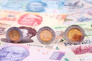 El peso inicia la sesión con una apreciación moderada de 0.15% o 3.0 centavos, con el tipo de cambio cotizando alrededor de 20.00 pesos por dólar. The peso starts the session with a moderate appreciation of 0.15% or 3.0 cents, with the exchange rate trading around 20.00 pesos per dollar.