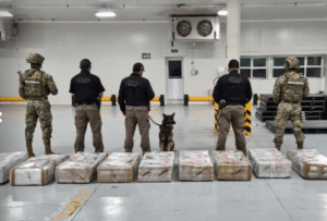 The General Administration of Customs (AGA) reported that it seized a shipment of 678.4 kilograms of cocaine in the Port of Manzanillo, Colima.