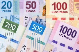 El peso cerró la sesión con una apreciación de 0.44% o 8.69 centavos, cotizando alrededor de 19.87 pesos por dólar. The peso closed the session with an appreciation of 0.44% or 8.69 cents, trading around 19.87 pesos per dollar.