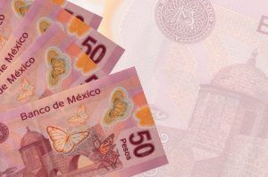 El peso mexicano cerró con una apreciación de 0.67% o 13.5 centavos, con el tipo de cambio cotizando cerca de 19.82 pesos por dólar. The Mexican peso closed with an appreciation of 0.67% or 13.5 cents, with the exchange rate trading close to 19.82 pesos per dollar.