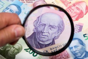 El peso cerró la sesión con una apreciación de 0.73% o 14.7 centavos, cotizando alrededor de 19.91 pesos por dólar. The peso closed the session with an appreciation of 0.73% or 14.7 cents, trading around 19.91 pesos per dollar.