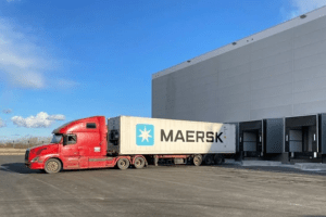 La perspectiva más allá de los próximos dos trimestres es inusualmente incierta dada la dislocación en el lado de la oferta y la demanda de las industrias de logística, de acuerdo con la empresa naviera Maersk. The outlook beyond the next two quarters is unusually uncertain given the dislocation on the supply and demand side of the logistics industries, according to shipping company Maersk.