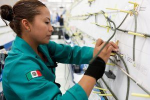 México lideró las exportaciones de manufacturas en América Latina y el Caribe en 2019, tanto en valor como en proporción al total de exportaciones por país, según datos de la Cepal. Mexico led manufacturing exports in Latin America and the Caribbean in 2019, both in value and in proportion to total exports by country, according to ECLAC data.