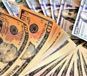 El peso inicia la sesión con una depreciación de 0.08% o 1.7 centavos, cotizando alrededor de 19.97 pesos por dólar. The peso starts the session with a depreciation of 0.08% or 1.7 cents, trading around 19.97 pesos per dollar.