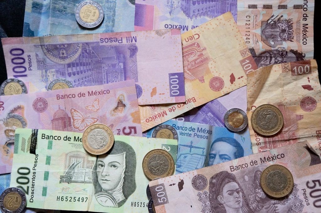 The peso starts the session with a depreciation of 1.06% or 21.2 cents, trading around 20.20 pesos per dollar, with the exchange rate touching a minimum of 19.9858 and a maximum of 20.2216 pesos.