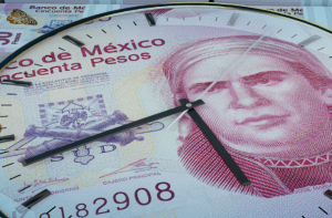 El peso mexicano cerró la semana con una depreciación de 0.53% o 10.4 centavos, cotizando alrededor de 19.97 pesos por dólar. The Mexican peso closed the week with a depreciation of 0.53% or 10.4 cents, trading around 19.97 pesos per dollar.