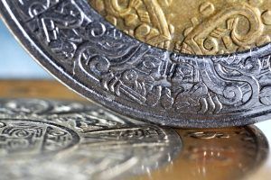 El peso inicia la sesión con una depreciación de 0.11% o 2.2 centavos, cotizando alrededor de 19.89 pesos por dólar. The peso starts the session with a depreciation of 0.11% or 2.2 cents, trading around 19.89 pesos per dollar.