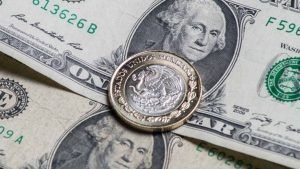 El peso cerró la sesión con una depreciación moderada de 0.13% o 2.6 centavos, cotizando alrededor de 19.97 pesos por dólar. The peso closed the session with a moderate depreciation of 0.13% or 2.6 cents, trading around 19.97 pesos per dollar.