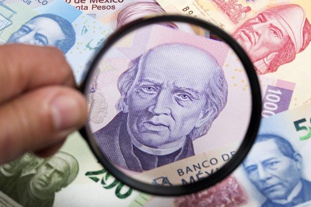 El peso cerró la sesión con una depreciación de 0.30% o 5.9 centavos, cotizando alrededor de 19.94 pesos por dólar. The peso closed the session with a depreciation of 0.30% or 5.9 cents, trading around 19.94 pesos per dollar.