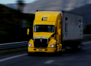 Los servicios de autotransporte de carga en México tienden a operar cada vez más con empresas grandes, destacó Traxión. Freight trucking services in Mexico increasingly tend to operate with large companies, Traxion noted.