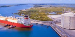 Sempra Energy destacó por ser la única empresa en el mundo que tomó una decisión de inversión final en Gas Natural Licuado (GNL) en 2020. Sempra Energy stood out as the only company in the world that made a final investment decision in Liquefied Natural Gas (LNG) in 2020.