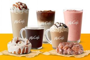 McDonalds enfrenta cierto grado de competencia en el mercado de café con Starbucks y Dunkin, de acuerdo con un análisis publicado por The Henry Fund. McDonalds faces some degree of competition in the coffee market from Starbucks and Dunkin, according to an analysis published by The Henry Fund.