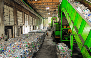 Alpek concluyó la adquisición de una planta de peletización y reciclaje de PET de última generación en Pensilvania, Estados Unidos. Alpek completed the acquisition of a state-of-the-art PET pelletizing and recycling plant in Pennsylvania, United States.