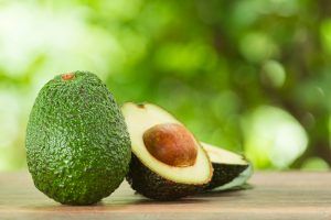 Exportaciones de aguacate: México bate récord a Estados Unidos en 2022. Avocado exports: Mexico breaks record to the United States in 2022. Exportations d'avocats: le Mexique bat un record vers les États-Unis.