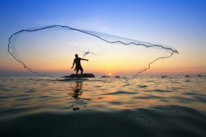 Katherine Tai, titular de la USTR, consideró que aún hay “deficiencias importantes” en un borrador de acuerdo sobre subsidios a la pesca en la OMC. Katherine Tai, head of the USTR, considered that there are still "important deficiencies" in a draft agreement on fisheries subsidies in the WTO.