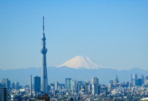 Desde abril de 2020, el Primer Ministro de Japón ha declarado el estado de emergencia en cuatro ocasiones, la más reciente en Tokio y Okinawa hasta el 22 de agosto de 2021. Since April 2020, the Prime Minister of Japan has declared a state of emergency four times, most recently in Tokyo and Okinawa until August 22, 2021.