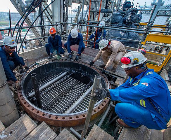 La EIA pronosticó que la producción mundial de petróleo promediará 98.9 millones de barriles por día (b/d) en la segunda mitad de 2021 (2S21), por debajo de un pronóstico de 99.4 millones de b/d de julio. The EIA forecast world oil production to average 98.9 million barrels per day (b / d) in the second half of 2021 (2H21), down from a July forecast of 99.4 million b / d.