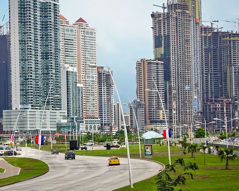 Cemex informó que seguirá invirtiendo en su negocio de Soluciones Urbanas, el cual creció casi 15% en 2020. Cemex reported that it will continue to invest in its Urban Solutions business, which grew almost 15% in 2020.