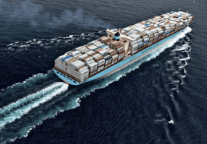 La empresa Maersk destacó que las tarifas de fletes fueron persistentemente altas en el segundo trimestre de 2021, lo que refleja en gran medida cuellos de botella en la logística nacional y el escaso equipo de contenedores. The Maersk company noted that freight rates were persistently high in the second quarter of 2021, largely reflecting bottlenecks in domestic logistics and poor container equipment.