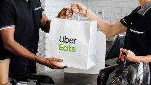 Uber Eats, Mercado Libre y Amazon han anunciado una serie de inversiones en México que fueron destacadas por la Secretaría de Hacienda y Crédito Público (SHCP). Uber Eats, Mercado Libre and Amazon have announced a series of investments in Mexico that were highlighted by the Ministry of Finance and Public Credit (SHCP).